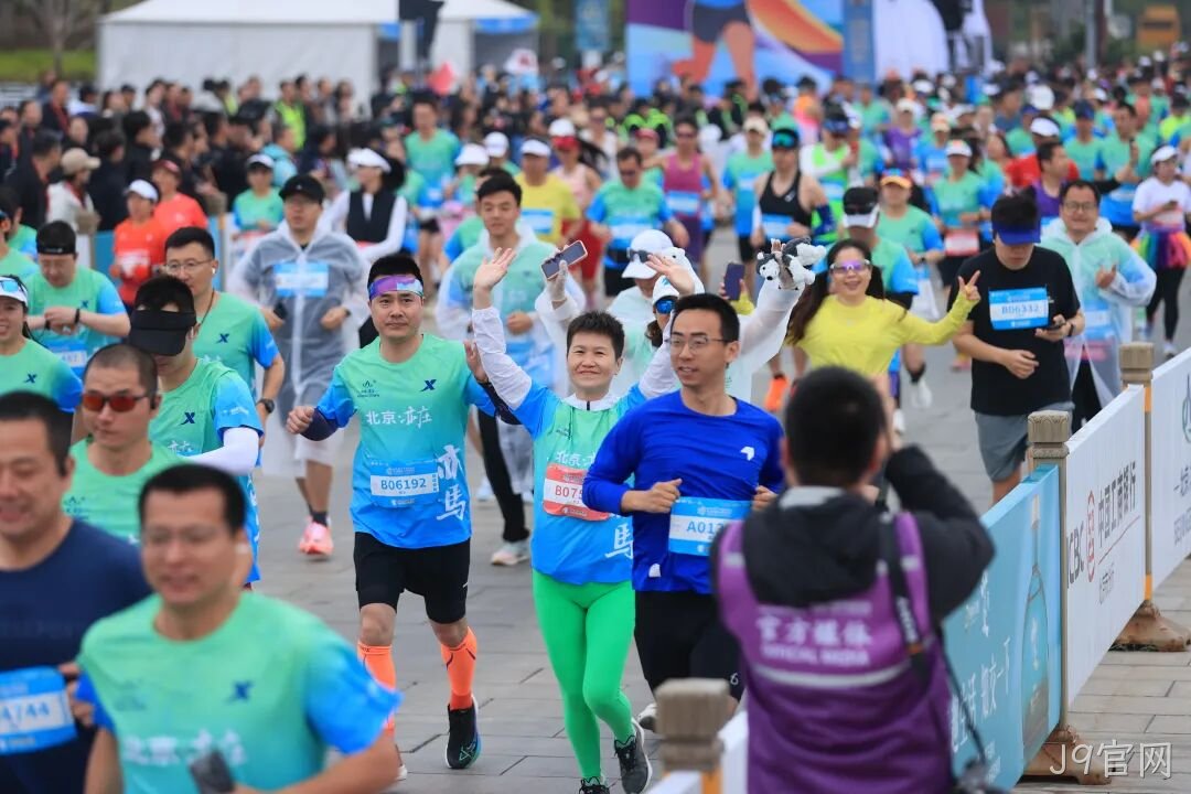 全球首个，人形机器人“跑团”在亦庄！2025北京亦庄半程马拉松暨人形机器人半程马