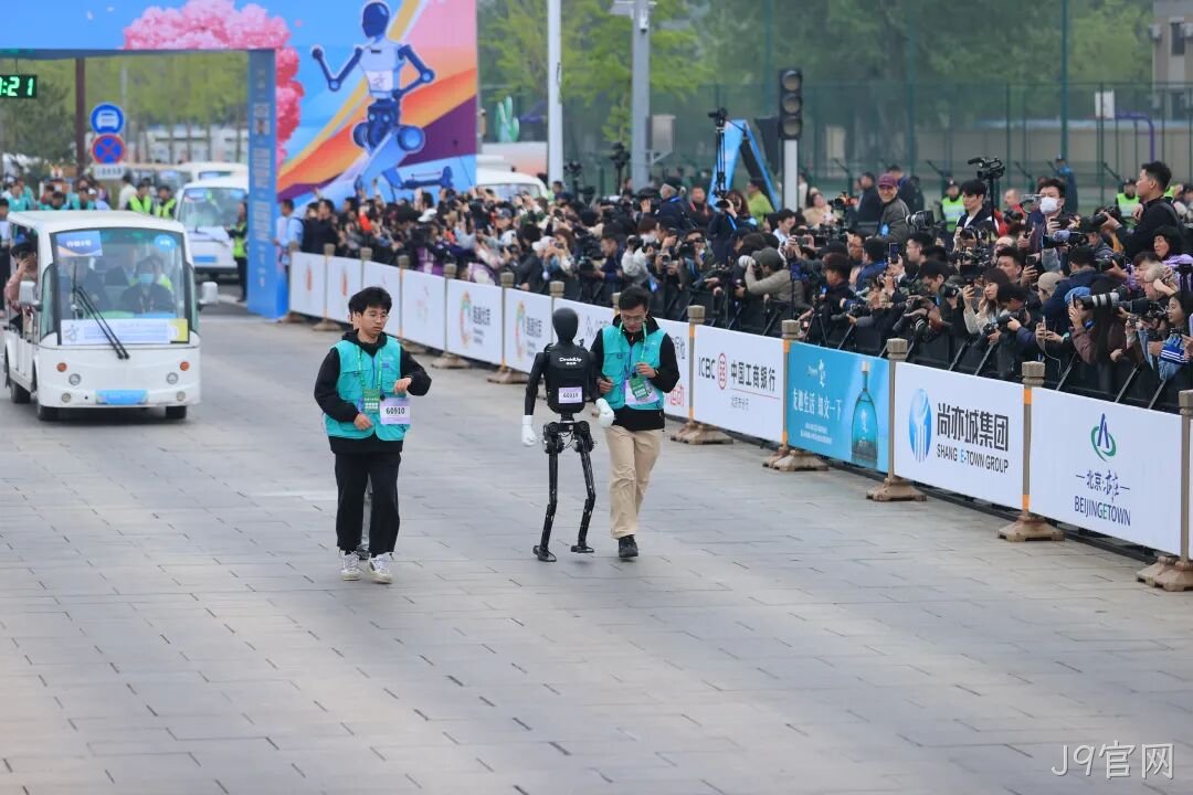 全球首个，人形机器人“跑团”在亦庄！2025北京亦庄半程马拉松暨人形机器人半程马