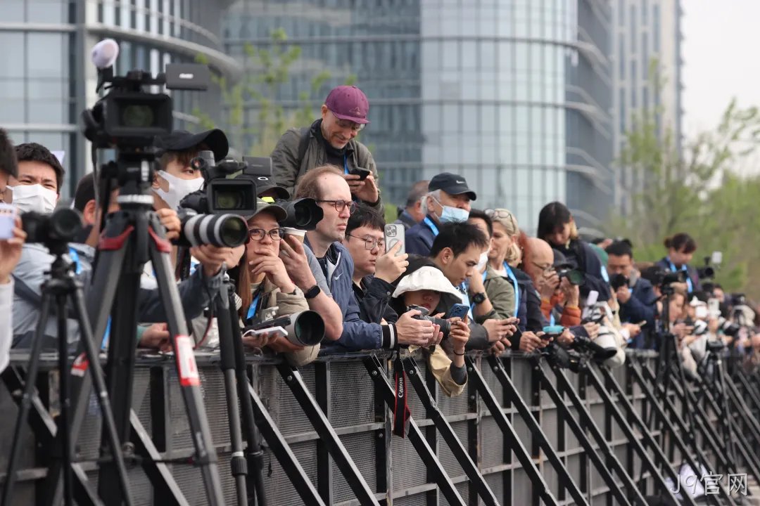 全球首个，人形机器人“跑团”在亦庄！2025北京亦庄半程马拉松暨人形机器人半程马