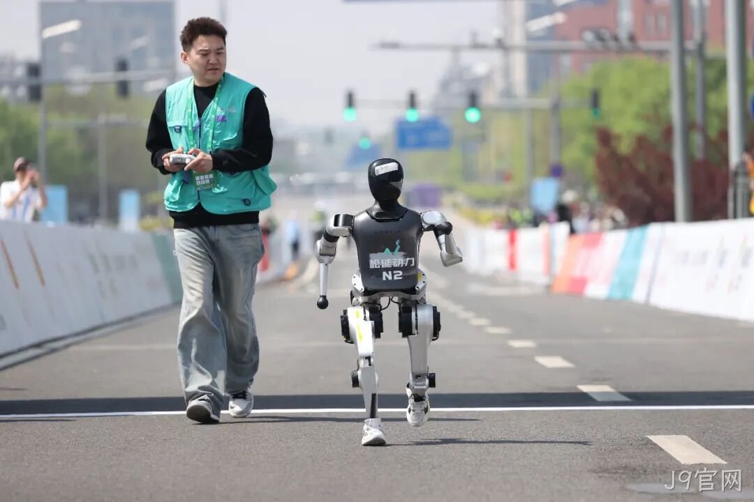 全球首个，人形机器人“跑团”在亦庄！2025北京亦庄半程马拉松暨人形机器人半程马
